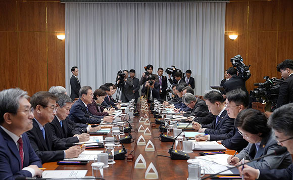 문재인 대통령은 지난 8일 검찰개혁 추진경과 및 향후계획에 대한 보고를 받고 법무·검찰개혁위원회 건의사항 중 즉시 시행할 수 있는 부분은 즉시 시행될 수 있도록 하라고 지시했다. ⓒ 청와대