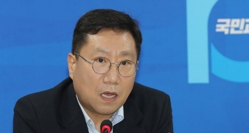 민주연구원(원장 양정철)은 지난 7일, 모병제 전환이 필요하다는 정책 자료를 내 놓으면서 정치권에서 찬반 양론이 일고 있다. ⓒ 연합뉴스