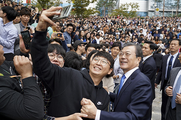 문재인 대통령은 취임 2년 반 동안 2.6일에 한 번씩 '지역주도 균형발전, 찾아가는 경제, 혁신성장과 미래먹거리, 국민의 아픔 위로' 등을 위해 지역과 현장을 방문했다. ⓒ 청와대