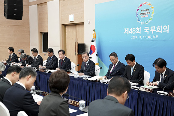 문재인 대통령은 12일 부산에서 세 번째 현장 국무회의를 주재하고, 오는 25일부터 27일까지 개최되는 '한-아세안 특별정상회의'와 '한-메콩 정상회의'의 준비상황을 점검했다. ⓒ 청와대