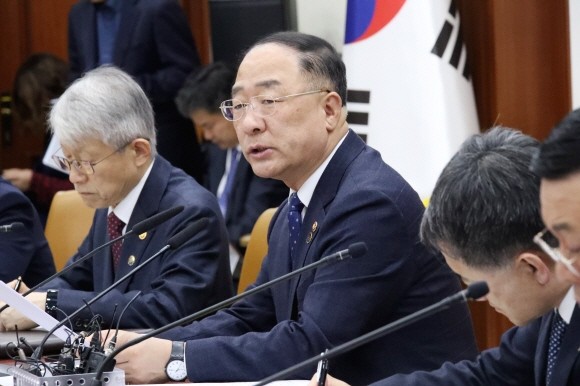 홍남기 경제부총리 겸 기획재정부 장관이 13일 오전 정부서울청사에서 제26차 경제활력대책회의를 주재하며 발언하고 있다. Ⓒ 연합뉴스