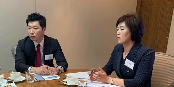 이윤경 한국조에티스 대표(사진 오른쪽)가 13일 서울 강남파이낸스센터에서 미디어간담회에서 기자들의 질문에 답변하고 있다. ⓒ 한국조에티스