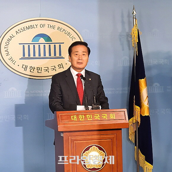 김성찬 자유한국당 의원은 15일 기자회견장에서 내년 총선에 출마하지 않겠다고 밝혔다. = 박성현 기자