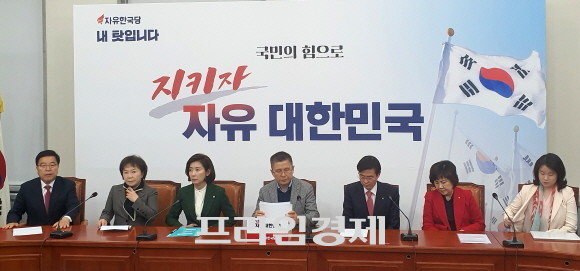 황교안 자유한국당 대표는 18일 최고위원회의에서 김세연 자유한국당 의원과 감성찬 자유한국당 의원을 언급하면서 입장을 밝혔다. = 박성현 기자