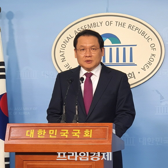 강신업 바른미래당 대변인은 18일 기자회견장에서 패스트트랙 선거법에 대해 원안대로 통과시켜야 한다고 입장을 밝혔다. = 박성현 기자