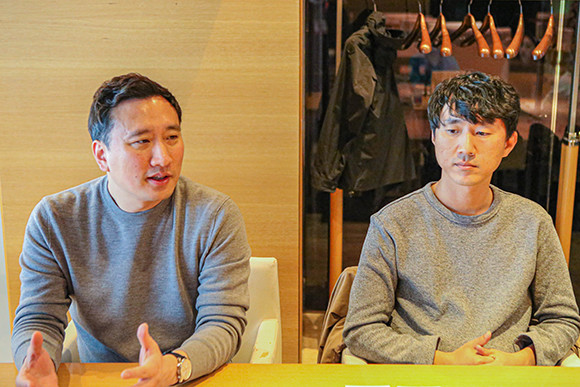 지난 14일 부산 벡스코에서 열린 국내 최대 게임 전시회 '지스타 2019'에서 '2019 한국게임대상' 대상을 수상한 지원길 스마일게이트RPG 대표(왼쪽), 금강선 로스트아크본부장(오른쪽)을 만났다. ⓒ 스마일게이트RPG