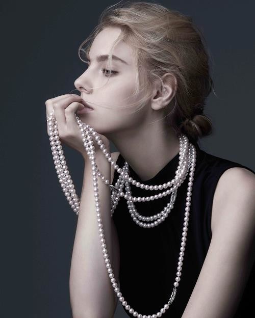 신세계백화점은 지난 9월부터 자체 주얼리 브랜드 '아디르'를 통해 목걸이, 귀걸이 등 프리미엄 진주라인을 선보이고 있다. ⓒ 신세계백화점