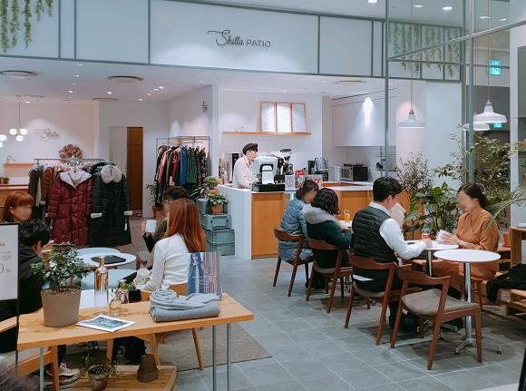 롯데백화점은 플랜테리어와 반려식물이 새로운 소비 트렌드로 떠오르고 있는 트렌드를 반영해 올해 6월말 '가드닝 호텔 실라파티오'라는 반려식물 전용 호텔을 미아점 1층에 국내 최초로 입점시켰다. ⓒ 롯데백화점