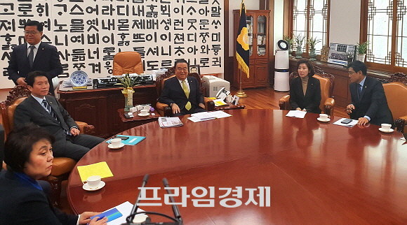 문희상 국회의장의 주최로 여야 3당 교섭단체 원내대표 회담이 열렸다. = 박성현 기자