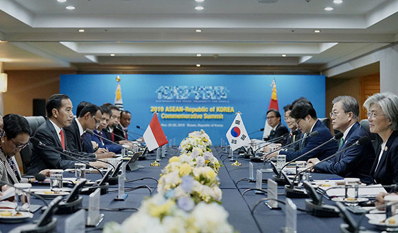 조코위 대통령은 "한반도 평화프로세스를 계속해서 적극 지지하겠다"며 "인도네시아가 유엔 안보리 비상임이사국인데 문 대통령께서 한반도 문제를 적극 도와줘 감사하다"고 전했다. ⓒ 청와대