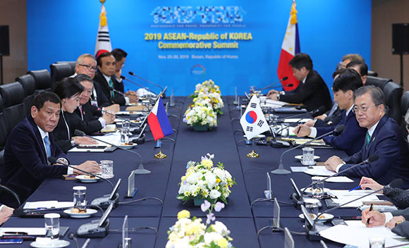 문 대통령은 "이제 양국은 우정과 신뢰의 역사를 바탕으로 전략적 동반자 관계로의 격상을 검토할 여건이 성숙됐다"며 "관계 격상을 통해 양국은 더 많은 협력으로 상생 번영하게 될 것"이라고 말했다. ⓒ 연합뉴스