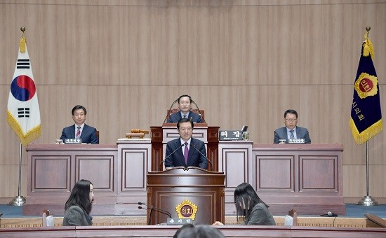 이용섭 광주광역시장이 27일 광주광역시의회 4층 본회의장에서 열린 '제285회 제2차 정례회 3차 본회의'에서 시정연설을 하고 있다. ⓒ 광주광역시