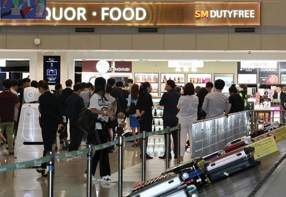 지난 25일 국회 기획재정위원회 조세소위원회가 관세사법 일부개정법률안 통과에 잠정합의하면서 국제공항 내 입국장 면세점 인도장이 설치된다. 입국장 인도장이 대기업 면세점의 과점을 심화시킬 수 있다는 우려와 현재 중견업체가 운영하는 입국장 면세점 매출에 악영향을 미칠 수 있다는 우려가 나온다. ⓒ 연합뉴스