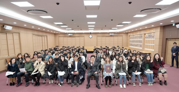 겨울방학 대학생 학습지원단 발대식을 개최 후 단체 기념촬영을 하고 있다. ⓒ 공주시