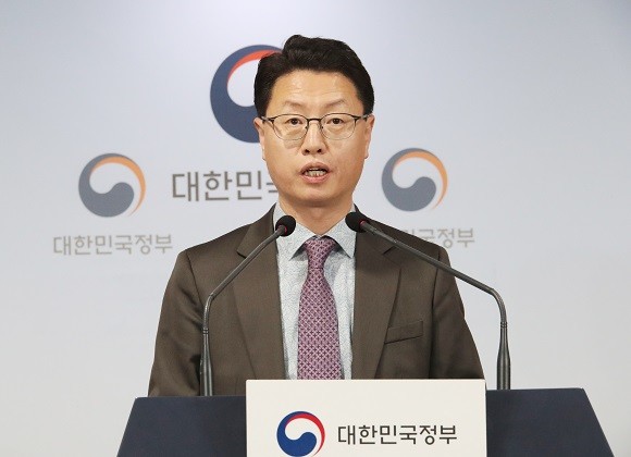 홍진배 과학기술정보통신부 통신정책관이 30일 정부서울청사에서 SK텔레콤의 티브로드 합병 심사 결과를 발표하고 있다. ⓒ 연합뉴스