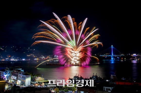 지난 10월 이순신광장 일원에서 열린 여수밤바다 불꽃축제. ⓒ 여수시