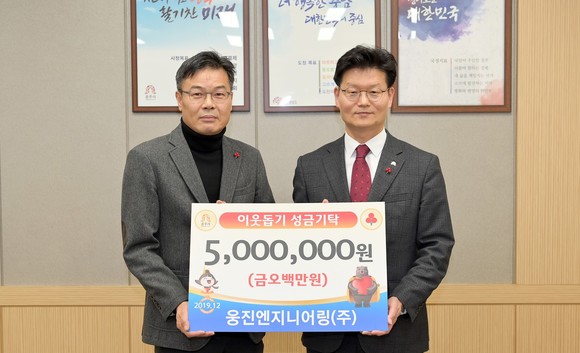 웅진엔지니어링 전봉희 대표(왼쪽), 김정섭 시장(오른쪽). ⓒ 공주시