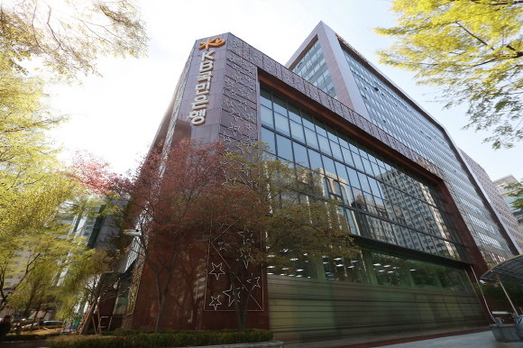 지난 2009년 12월2일에는 당시 KB금융지주 차기 회장 후보 3명 중 강정원 국민은행장을 제외한 김병기 전 삼성경제연구소 대표와 이철휘 자산관리공사 사장이 불공정 경쟁 의혹을 제기, 동반 사퇴하는 파행을 겪었다. Ⓒ 국민은행