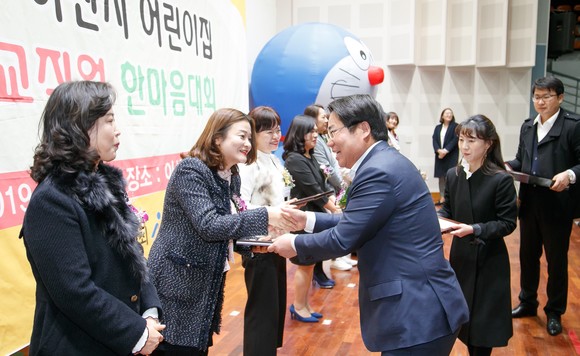 보육유공자를 표창하는 오세현 아산시장. ⓒ 아산시