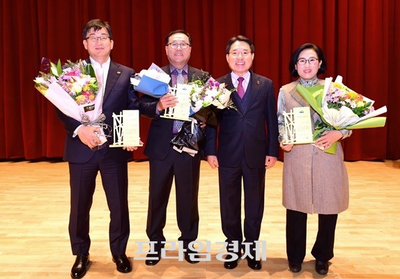 ㈜제일이앤씨 김종휘 대표, 공영엔지니어링(주) 정중섭 대표, 권오봉 시장, ㈜아라움 김미선 대표(왼쪽부터)가 기념촬영을 하고 있다. ⓒ 여수시