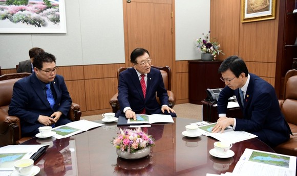 김석환 홍성군수(가운데)가 해양수산부를 방문해 문성혁 해수부장관에게 현안사업을 설명하고 국비지원을 요청하고 있다. ⓒ 프라임경제
