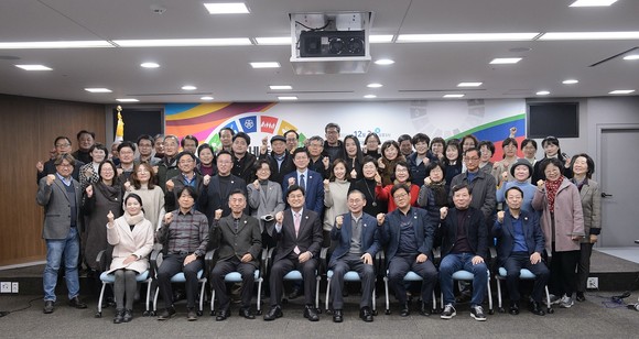 세종지속가능발전협의회와 공동으로 3일 시청 대회의실에서 '세종지속가능발전지표 설정 보고회'를 개최 후 관계자들이 기념촬영을 하고 있다. ⓒ 세종시