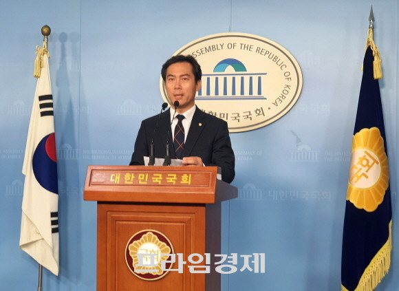 김영우 자유한국당 의원은 4일 기자회견장에서 내년 총선에 나가지 않겠다고 입장을 밝혔다.