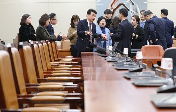 국회 과학기술정보방송통신위원회 더불어민주당 김성수 간사와 바른미래당 신용현 간사가 3일 오후 과방위 전체회의장에서 데이터 3법 처리를 위한 회의가 연기된 이유에 대해 설명하고 있다. ⓒ 연합뉴스