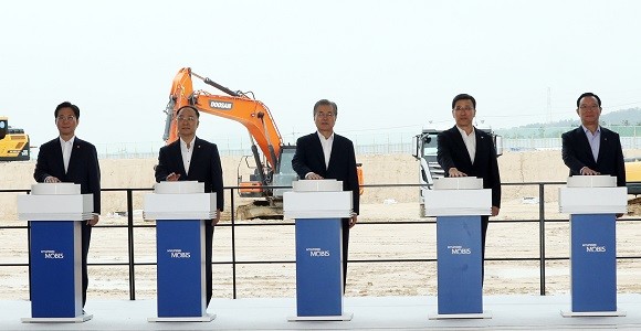 문재인 대통령이 울산 이화산업단지에서 열린 현대모비스 친환경차 부품 울산공장 기공식에서 발파 버튼을 누르고 있다. ⓒ 연합뉴스