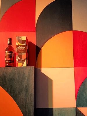 아티스트 스캇 알브레트와의 컬래버레이션을 통해 탄생한 '발렌타인 17년 아티스트 에디션'. = 추민선 기자