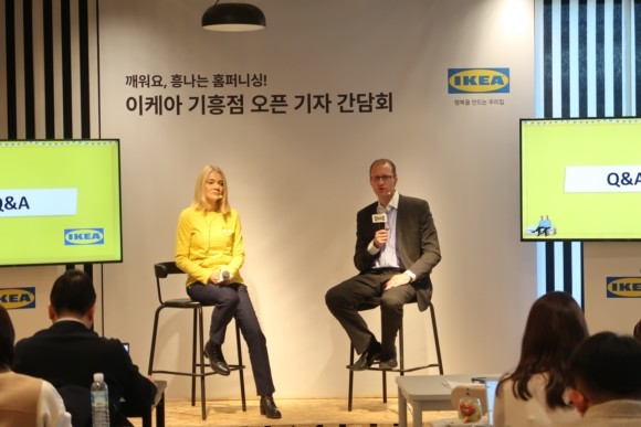 5일 이케아 기흥점 오픈 기자 간담회에서 질의에 대답중인 안예 하임 이케아 기흥 점장(왼쪽)과 프레드릭 요한손 이케아코리아 대표. = 김다이 기자