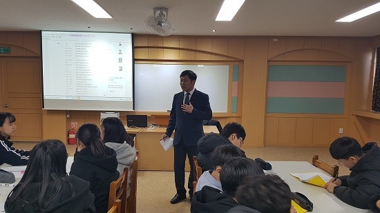 조오섭 더불어민주당 북구갑 지역위원장 직무대행이 5일 금호중앙중학교에서 진로진학 특강을 펼치고 있다. ⓒ 더불어민주당 광주 북구갑 지역위원회