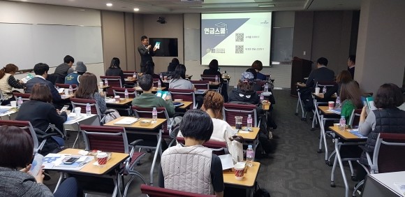 신한은행이 지난 5일 고객들과 질의응답 형식으로 연금에 대해 알아보는 제2회 ‘연금스쿨’을 실시했다. ⓒ 신한은행