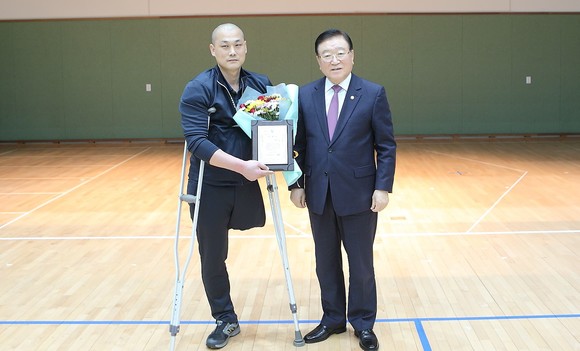 지난 6일 홍성군 장애인체육인의 밤 행사에서 이시형 선수가 특별상을 수상 후 김석환 군수와 함께 기념촬영을 하고 있다. ⓒ 홍성군