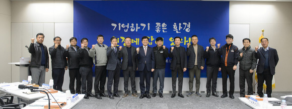 세종시는 지난 6일 한화첨단소재 회의실에서 부강산단 입주기업을 대상으로 '찾아가는 현장 간담회'를 개최 후 기념촬영을 하고 있다. ⓒ 세종시