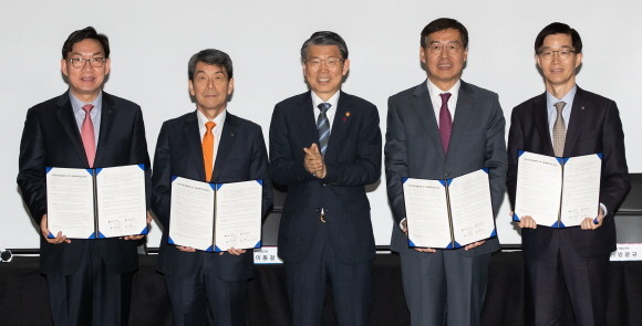 참석자들이 협약서 서명을 하고 기념사진을 찍고 있다. 사진 좌측부터 △이대훈 농협은행장 △이동걸 산업은행 회장 △은성수 금융위원장 △신학철 LG화학 부회장 △방문규 수출입은행장. Ⓒ 금융위원회