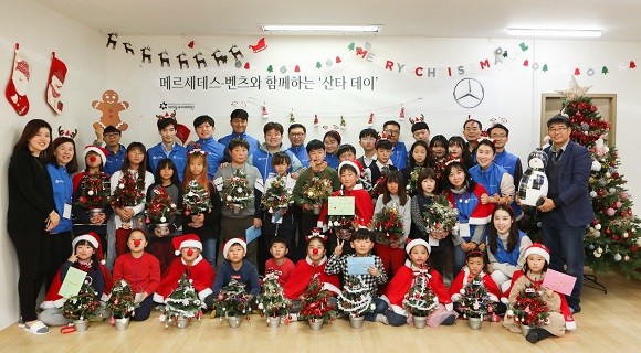 메르세데스-벤츠 코리아 및 메르세데스-벤츠 부품물류센터에 근무하는 임직원들이 안성시의 지역아동센터를 방문해 봉사활동을 펼쳤다. ⓒ 메르세데스-벤츠 코리아