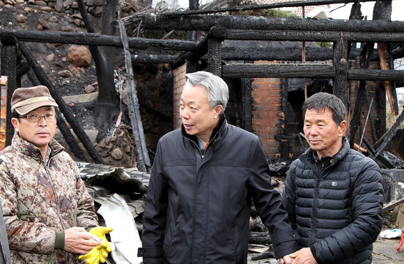 윤상기 군수가 악양면 화재현장을 점검하고 있다. ⓒ 하동군
