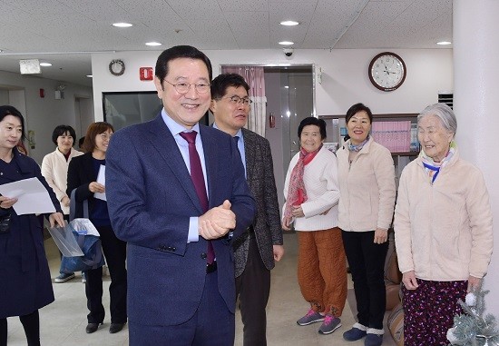 이용섭 광주광역시장이 10일 오전 동구 소태동 사회복지법인 이일성로원을 방문해 어르신들을 격려하고 있다. ⓒ 광주광역시