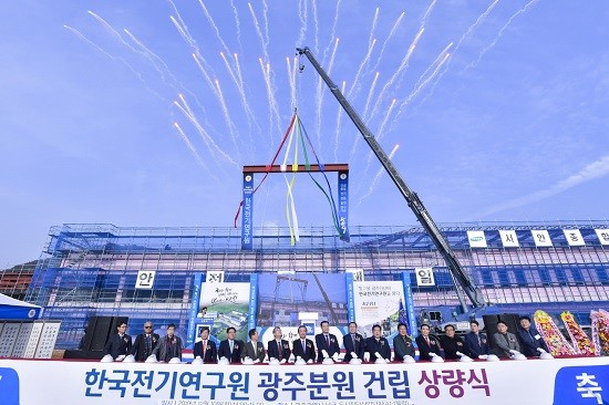 이용섭 광주광역시장이 10일 오후 남구 도시첨단 국가산업단지에서 열린 '한국전기연구원 광주분원 건립 상량식'에 참석해 최규하 한국전기연구원 원장, 장병완 국회의원, 김동찬 광주시의회 의장, 장세창 한국전기산업진흥회장, 김병내 남구청장 등 내빈들과 상량 퍼포먼스를 하고 있다. ⓒ 광주광역시