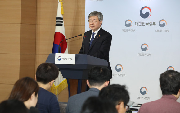 이재갑 고용노동부 장관이 11일 오전 서울 종로구 정부서울청사에서 열린 '주52시간제 현장 안착을 위한 보완대책'을 발표하고 있다. ⓒ 연합뉴스