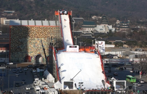 2009년 12월13일 서울 광화문광장에서 세계스키연맹(FIS) '스노보드 빅에어(Big Air) 월드컵' 예선 경기가 열리고 있다. ⓒ 연합뉴스