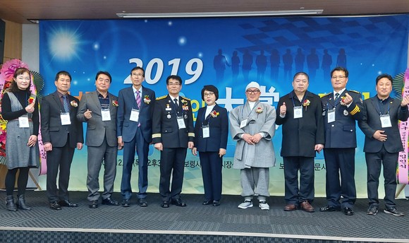 보령시의회 박금순 의장(오른쪽 다섯번째)은 지난 12일 '20199 보령을 빛낸 자랑스러운 10인 대상'을 수상 후 수상자들과 함께 기념촬영을 하고 있다. ⓒ 프라임경제