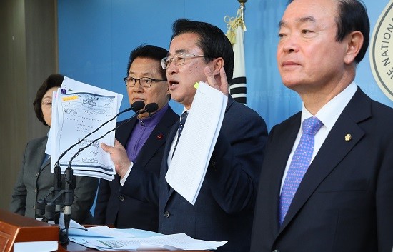 대안신당 최경환 의원이 지난 5일 국회 정론관에서 5·18 보안사 문건 목록을 공개하고 있다. ⓒ 연합뉴스