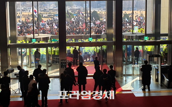 '공수처법·선거법 날치기 저지 규탄대회' 참석자들이 16일 국회 본청 진입을 시도했다. = 박성현 기자
