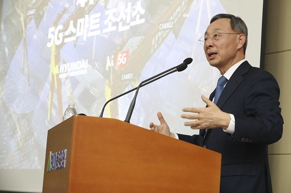황창규 KT 회장이 양 사 임원진을 대상으로 '5G와 KT의 혁신사례'를 주제로 특별강연을 하고 있다. ⓒ KT