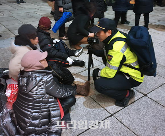 경찰은 지난 16일 규탄대회 종료 시간인 6시를 넘어 강제해산 요구 방송을 5회 이상 했으며 방송 중간중간마다 규탄대회 참석자들을 설득해 해산시키려고 노력했다. = 박성현 기자