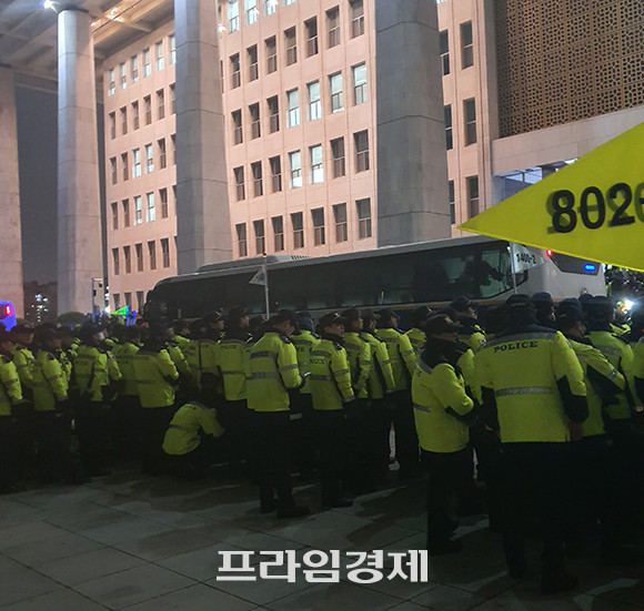 오후 8시경, 경찰은 해산 요구를 했지만 일부 참석자들이 자리에 남아 주변을 둘러싼 체 체포할 준비를 했었다. = 박성현 기자