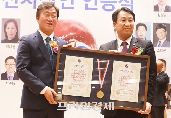 순천시의회 허유인 의원(오른쪽)이 '대한민국 신지식인'에 선정돼 수상을 받고 기념촬영을 하고 있다. ⓒ 순천시의회
