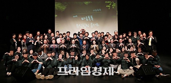 '전남동부지역 위기청소년 마음톡톡 뮤직 힐링 콘서트'에 참여한 청소년, 관계자들이 기념촬영을 하고 있다. ⓒ GS칼텍스